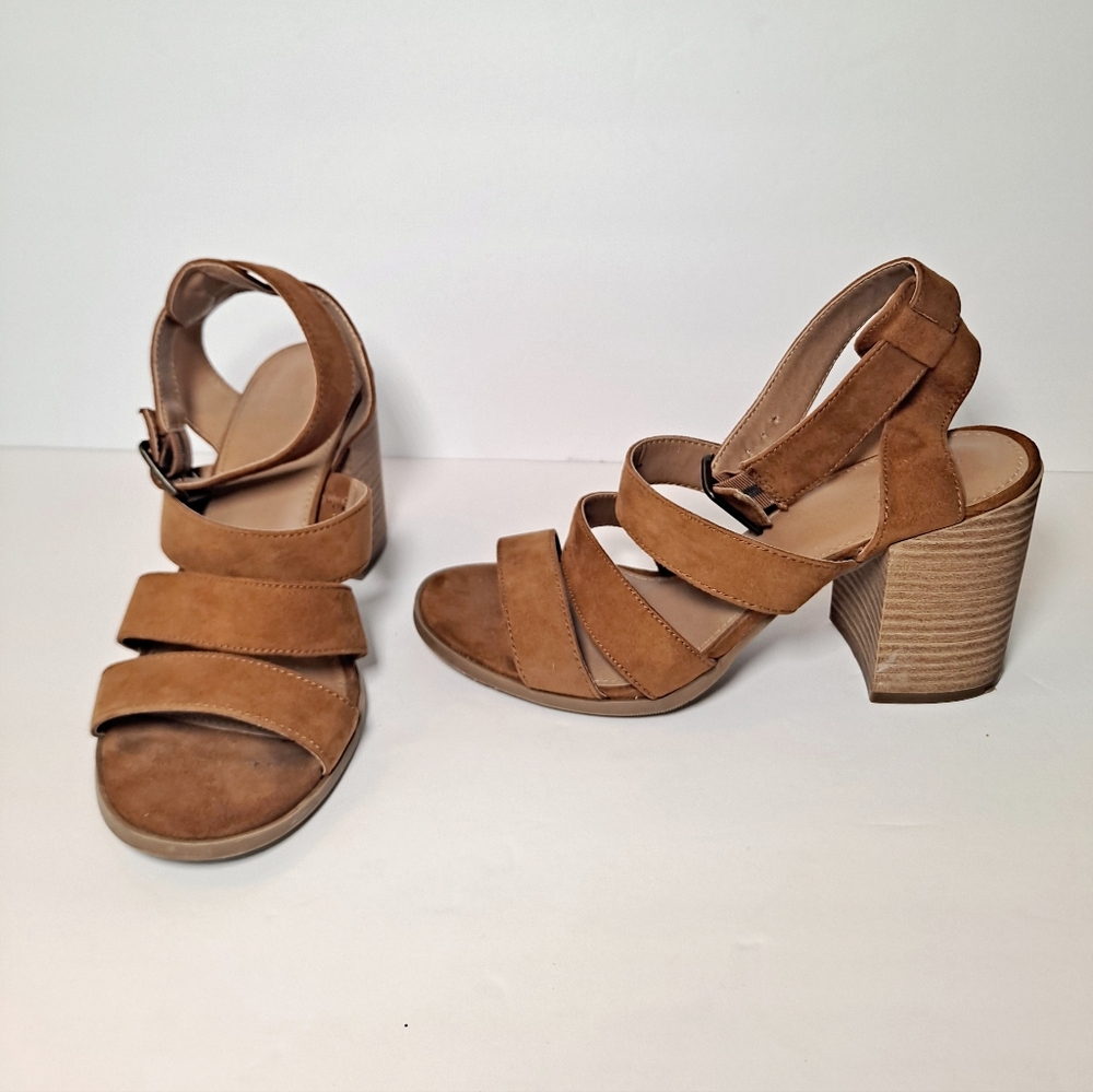 Universal Thread Elegant Tan Block Heel Sandals W/suede Straps. Size 6.5.